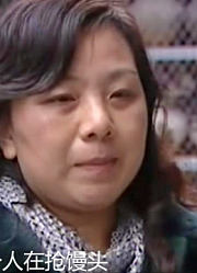 女子睡觉时听到怪声，女子仔细一听，地下好像有两个人在争抢馒头