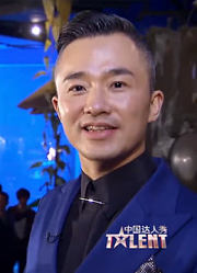 男子身穿潜水服，在水中表演变脸，赢得阵阵掌声