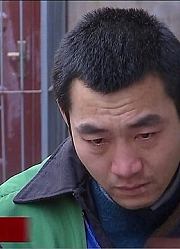 男子穷困潦倒被女友嫌弃分手，拿着手枪伤人抢劫，八年后终落网