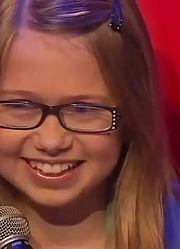 美国好声音上一个小女孩儿唱了一首经典歌曲，台下观众直接沸腾！