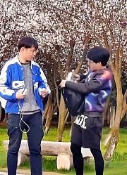 男子与朋友走失，为联系朋友竟到处找人借纸，奇葩操作引人爆笑
