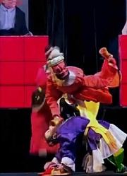 提线木偶表演活灵活现，不注意以为是真人，台下评委惊的合不拢嘴