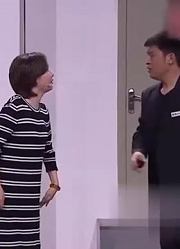小品《不该发生的事》：孙涛有桃花运，两个美女看着就羡慕啊！