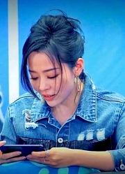 张靓颖打游戏时，清唱《天下无双》开口便沦陷，队友只顾听歌挂机