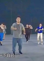 挑战的法则：乔杉领舞大妈团，欢乐广场舞嗨翻全场，喜感十足！