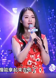 丈夫左手意外受伤，无法再弹吉他，妻子登台只为帮他找回自信