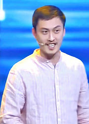 尴尬了，遇到心仪的小哥哥想装嫩一下，却被无情揭穿