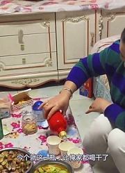 3个农村女人拼酒量，一瓶白酒没喝过瘾，现场斗嘴更是搞笑