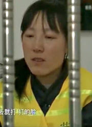 家庭琐事起纠纷，公公连续掌掴儿媳，五六个人都拉不住！