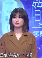 22岁女友冒雨去接男友，却被无情轰走，半个月后才去找女友道歉