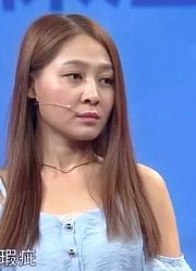 30岁小伙跟异性暧昧，两人竟还牵手逛街，女友：你觉得正常吗？