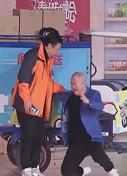 贾冰、王庆本色出演，小品《真情便利店》爆笑全场丨安徽春晚