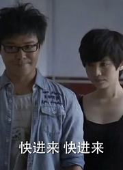 长辈劝说着江心夫妇，他当下一句话也说不出来
