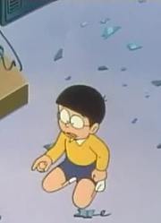 我们家小孩最近迷上了《哆啦A梦》胖虎的歌声吓死人下，还拉着爸妈一起看