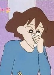 我们家小孩最近迷上了《蜡笔小新》吃拉面里面的野原新之助，还拉着爸妈一起看