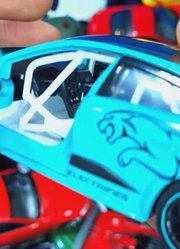 收集各种大小的模型车在一个盒子里