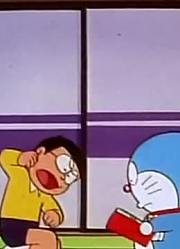 小公主一回家就老看《哆啦A梦》颠倒世界镜上，游戏都不玩了
