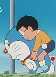 小皇帝一回家就老看《哆啦A梦》家室围巾下，游戏都不玩了