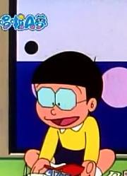 家里那小孩最近迷上了《哆啦A梦》家里的百货公司下，还拉着爸妈一起看