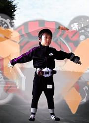小朋友变身成假面骑士gate以及去了第二话某剧照的拍摄地寻找拍摄角度