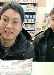 小客户带来他收藏的各种奥特曼满星卡