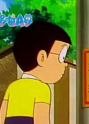 我们家小孩最近迷上了《哆啦A梦》交通号志贴纸上，搞的爸妈也想看了