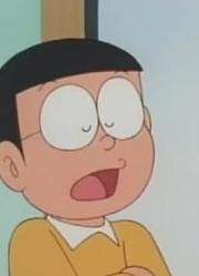 我们家小孩最近迷上了《哆啦A梦》录梦机上，还拉着爸妈一起看