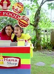 284趣味童年，哈娜在她的纸板餐厅食品车上，假装
