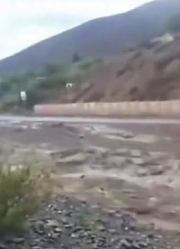 世界上威力最震撼的洪水：道路中断货车直接被冲走