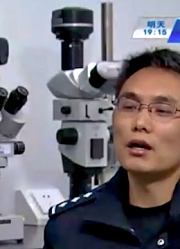 夜深人静楼下传来狗吠声，男子下楼查看，竟发现6旬老伯死在屋内
