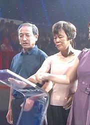 儿子和外甥年幼被拐，父母苦寻25年，门开后潸然泪下