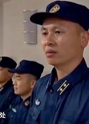 解放军核潜艇执行任务，艇长给艇员送上礼物，视频画面让人感动