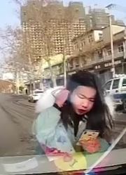我不但要撞你的车，我还要在你车盖上玩手机！