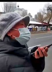 男子身患重病，父亲却对他不管不顾，气的姥姥当众咒骂！