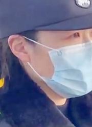 俩老人抢占地铁座位，发生口角争执，最后竟俩人竟大打出手