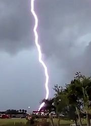 盘点各地雷击瞬间：惊雷劈处不足五米近距离感受雷电威力