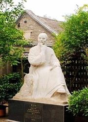 这个人前半生穷困潦倒，后半生一直跟鬼怪打交道，死后却成了名人