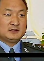 男子被害在路边，身上伤痕多不胜数，而警察却发现案件不简单