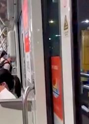 为杜绝猥亵案件发生，便衣民警每日蹲守地铁线路，效果十分显著