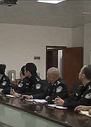 男孩不到13岁，竟在黑暗中徒手爬上28楼，撬开防盗网偷窃
