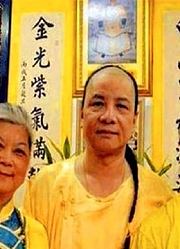 他自称多尔衮十世孙，至今留辫子，为保皇室血脉纯正选择近亲结婚
