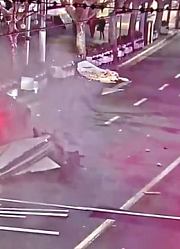 男子驾车逆行撞死老人，下车查看情况后，竟打车逃离了现场