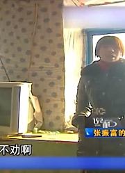 男子婚后对妻子大打出手，母亲想拉架拉不开，气的直挠自己脸
