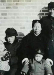 34年前，一女子“称帝”，招童男建后宫，随后被联防队员抓住！