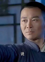 小伙给汉奸带“礼物”，守卫士兵好奇，结果下一秒士兵惨了
