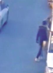 男子遭人绑架，警方立马介入调查，路边的监控拍下惊险的一幕