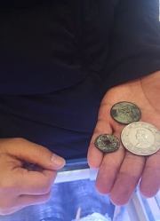 老哥在古玩街300元买来老银元老板还送俩铜钱，小闫都不好意思说