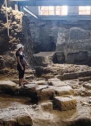 村庄古墓出土27吨文物，墓主身份难倒专家，围观老农：我知道是谁