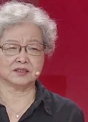 老兵患癌留遗言，70岁女儿替父旬恩人，一番话全场落泪