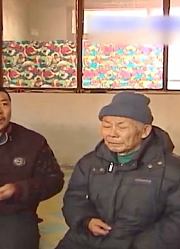 八旬老人控诉儿子不孝顺，将自己撵出家门，儿子显得一脸委屈